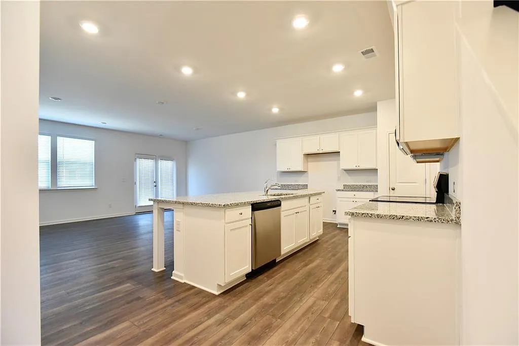 3 bed, 2.5 bath, 1831 sqft, $1,950 — Photo 3
