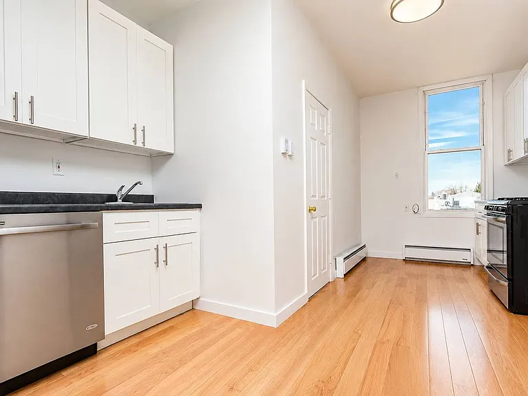 1631 Summerfield St #3R — Photo 2