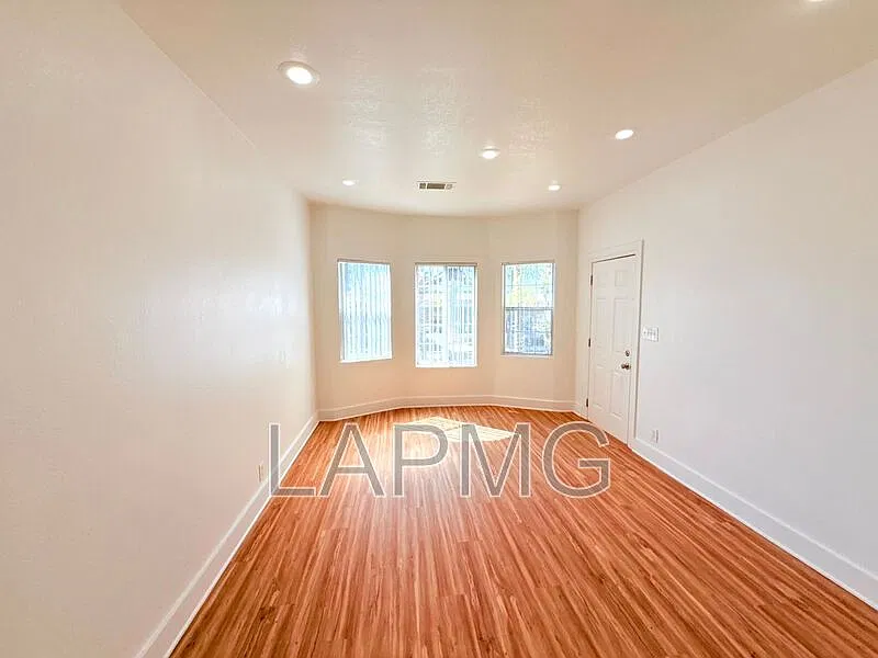 1 bed, 1.5 bath, $2,150 — Photo 2
