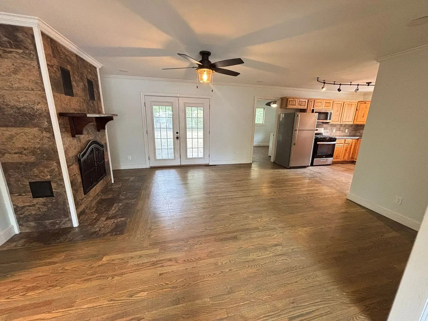 Stylish 3 Bedroom Home with Private Yard Near the University! — Photo 4