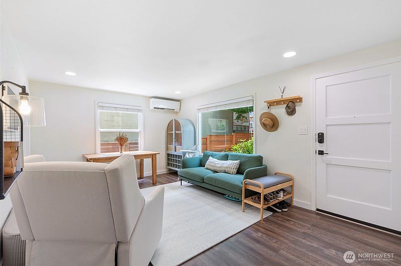 4th image of 9440 35th Avenue SW