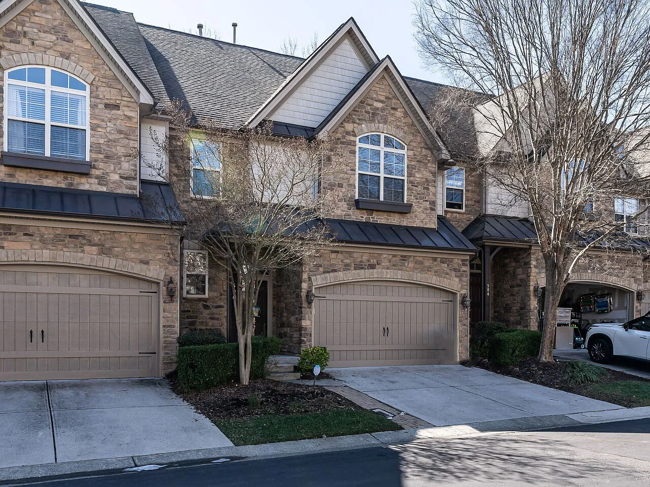 3 bed, 2.5 bath, 2022 sqft, $3,000 — Photo 2