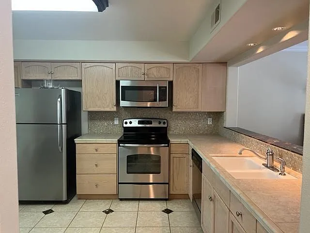931 E Foxhill Dr — Photo 8