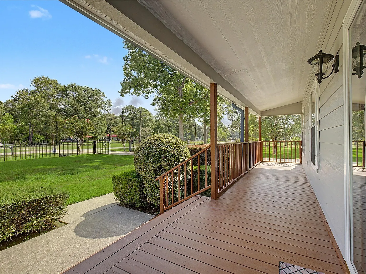 4 bed, 2.0 bath, 2449 sqft, $2,800 — Photo 2