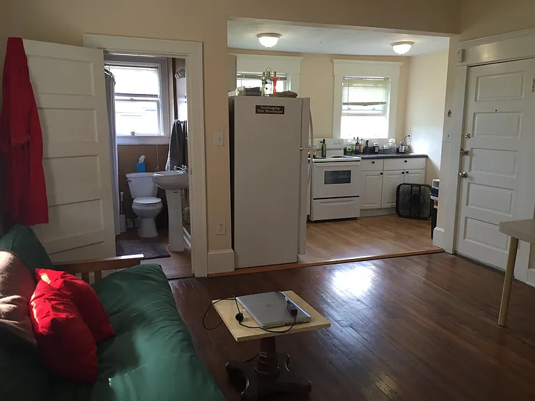 640 Day Ave SW #3 — Photo 2