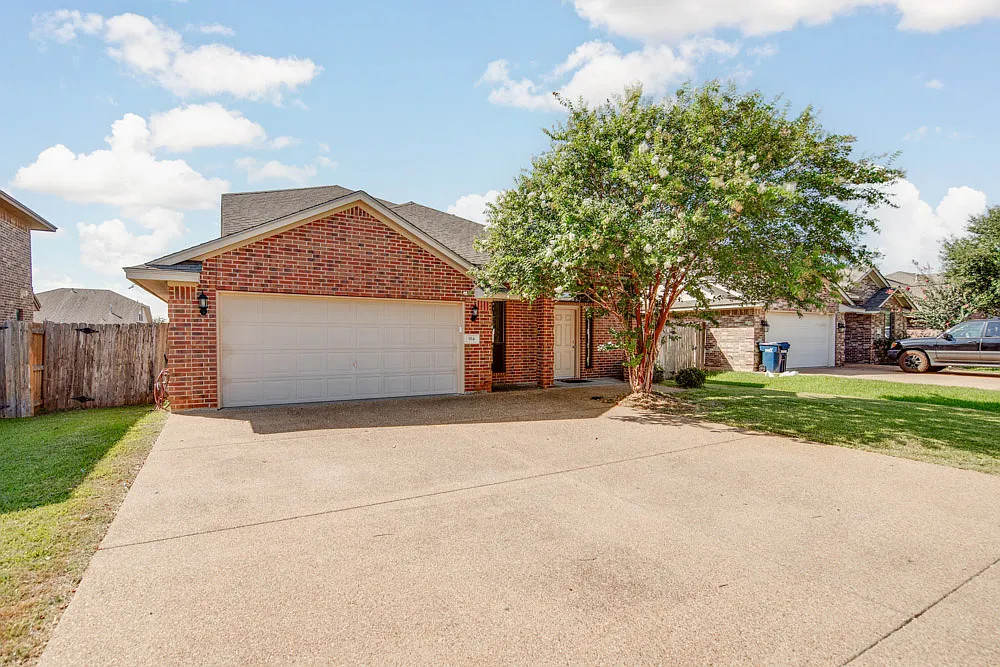 4 bed, 2567 sqft, $2,550 — Photo 2