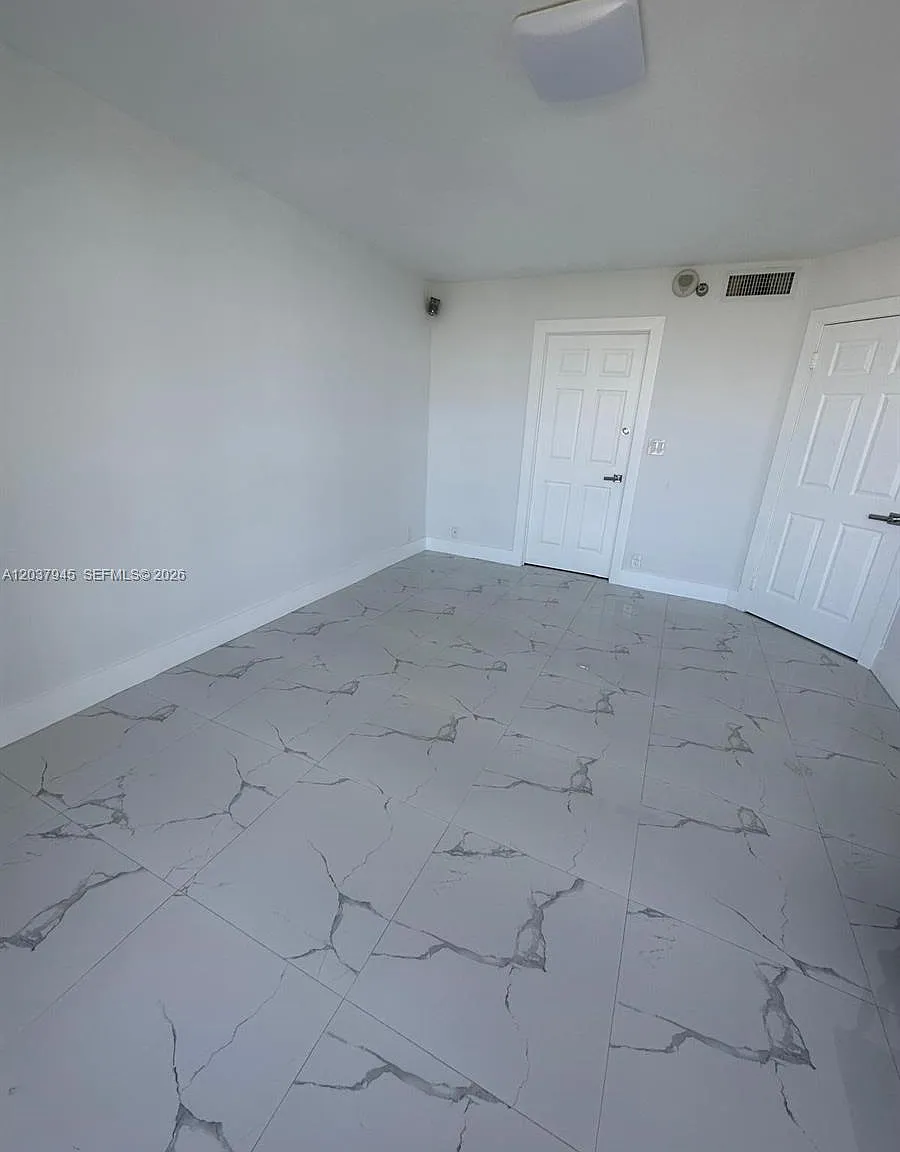 Mystic Pointe Tower 500 C — Photo 2
