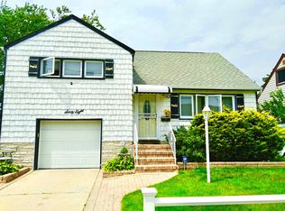 68 Norton St, Freeport, NY 11520