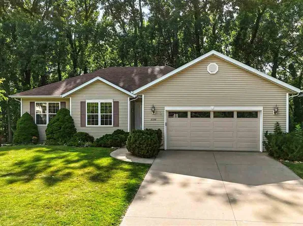 2336 N Ridge Dr, Coralville, IA 52241