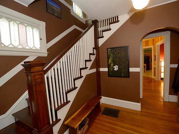 2nd image of 619 Hawthorne St NE