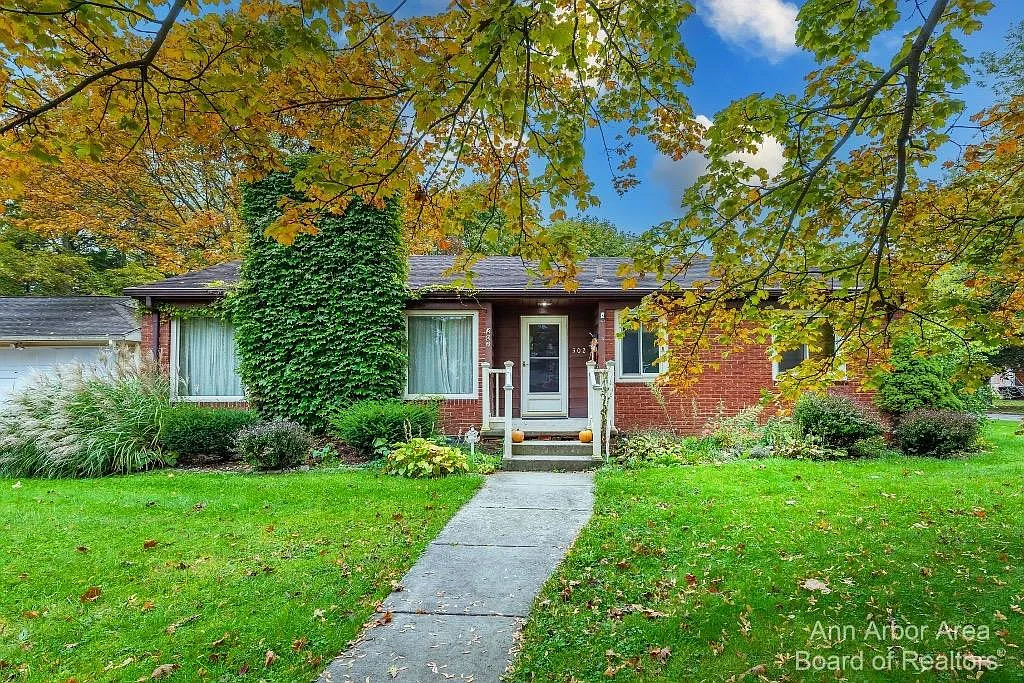 302 Hiawatha St photo 1