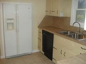 3rd image of 213 Avenue E