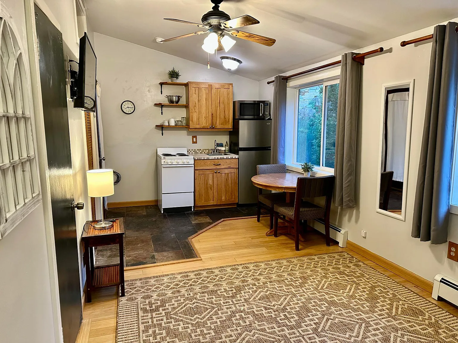 Studio, 250 sqft, $1,685 — Photo 2