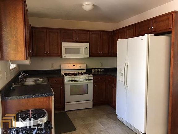 3rd image of 916 Martha Dr