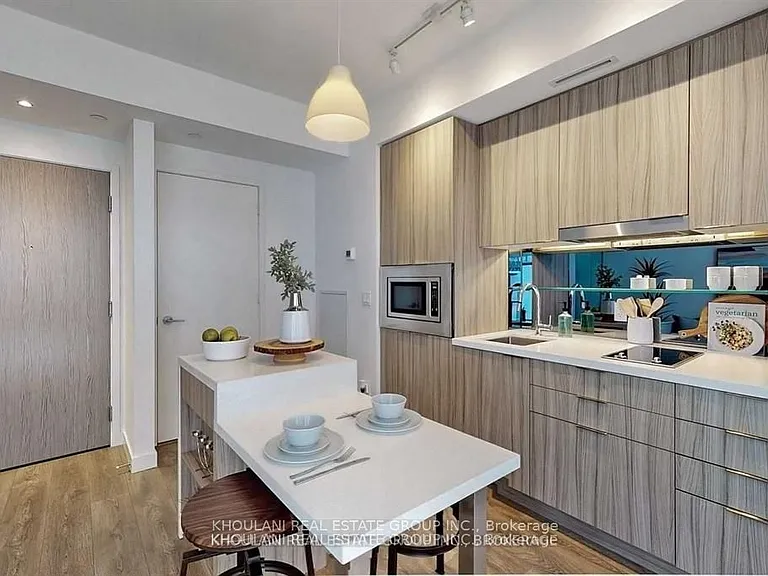 215 Queen St W #812 — Photo 4