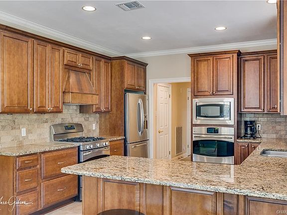 5th image of 40 Waterbury Dr