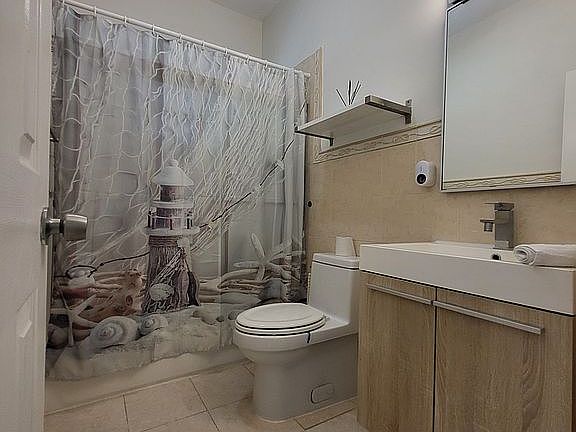 5th image of 2225 NE 123rd St APT 211