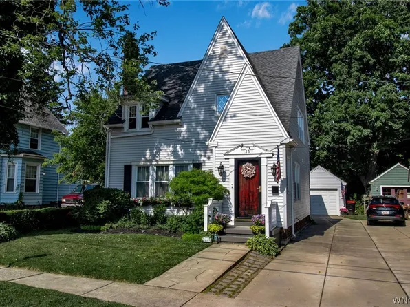 17 Lombardy St, Lancaster, NY 14086