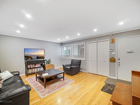 3rd image of 5833 N Hermitage Ave Unit 3