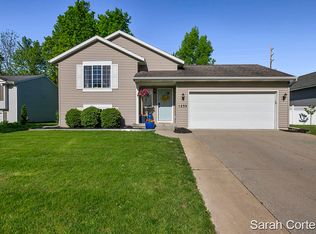 1233 Forest Hollow Ct SE, Grand Rapids, MI 49546