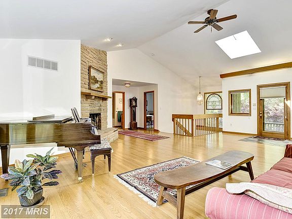 3rd image of 402 Richardson Ct