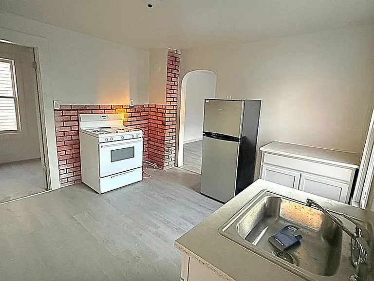 638 Carbon St — Photo 9