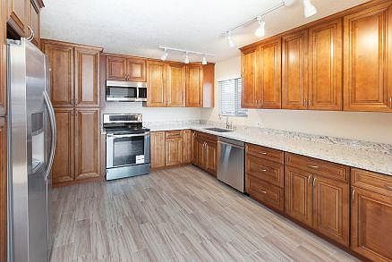 5th image of 374 Lakeshire Dr