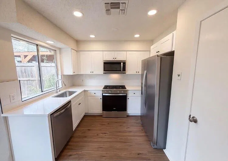 3 bed, 1121 sqft, $2,000 — Photo 2