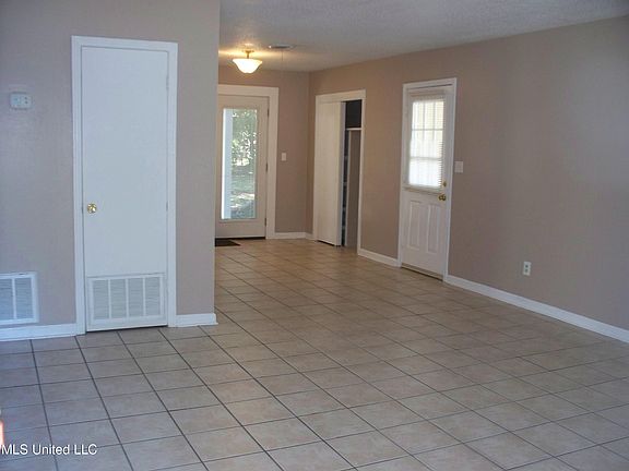 5th image of 701 Twin Oaks Dr