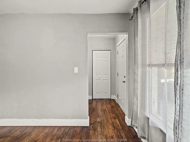 541 Moy Ave — Photo 18