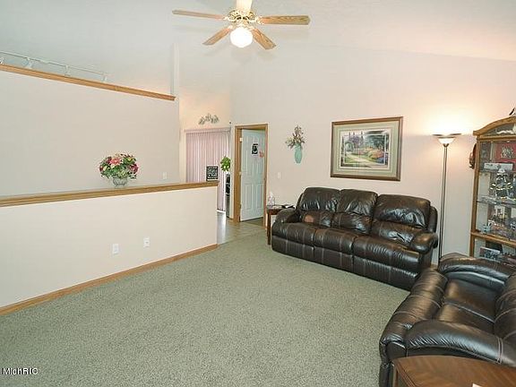 3rd image of 32921 Zinfandel Ave