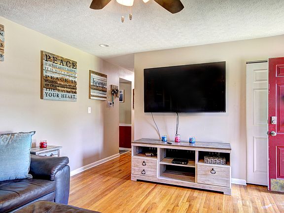 4th image of 9716 Mary Dell Ln