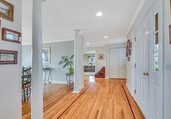 3rd image of 5 Waterbury Ln