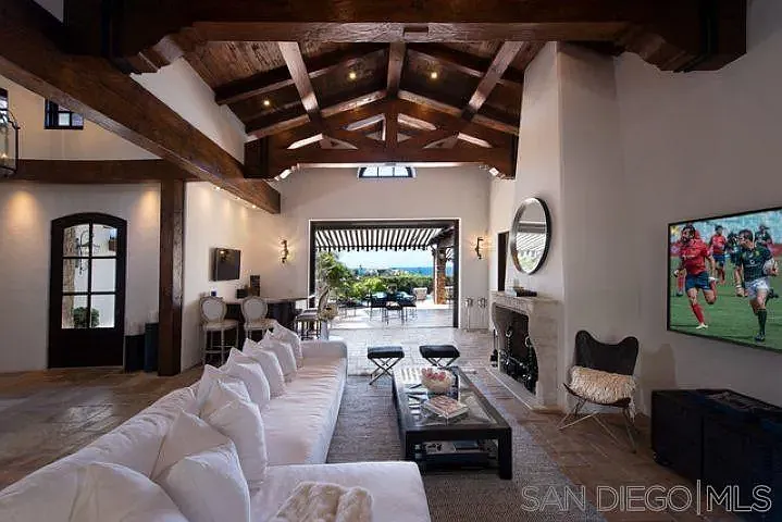 5 bed, 5.5 bath, 5914 sqft, $35,000 — Photo 4