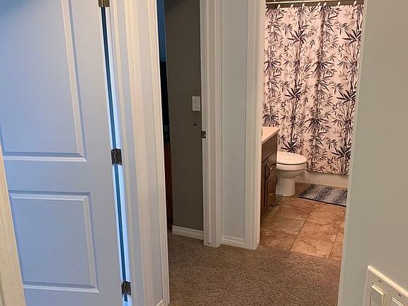 3rd image of 903 Willowgrove Cres