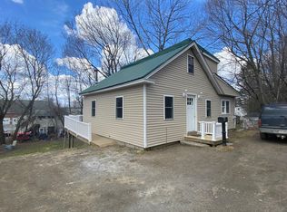 102 Pleasant St, Dexter, ME 04930