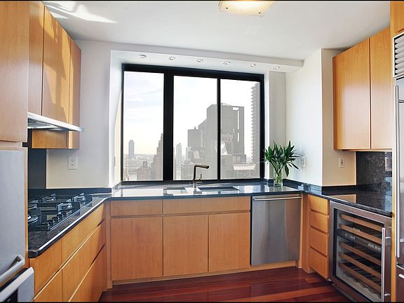 4th image of 255 E 49th St APT 25E