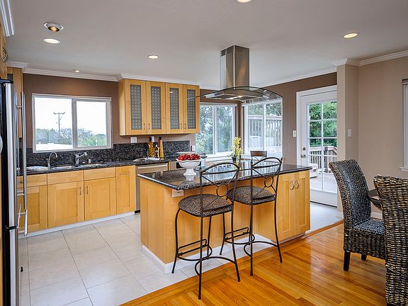 4th image of 2111 Pullman Ave