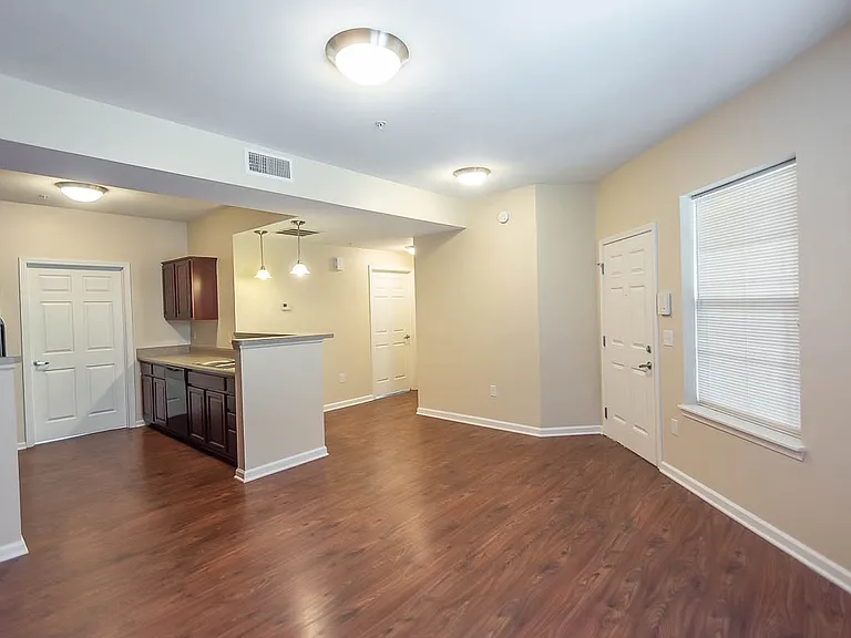Tenth & College Horizons Apartments — Photo 56
