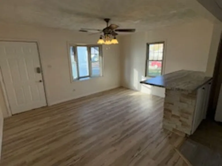 913 N Spring St — Photo 2