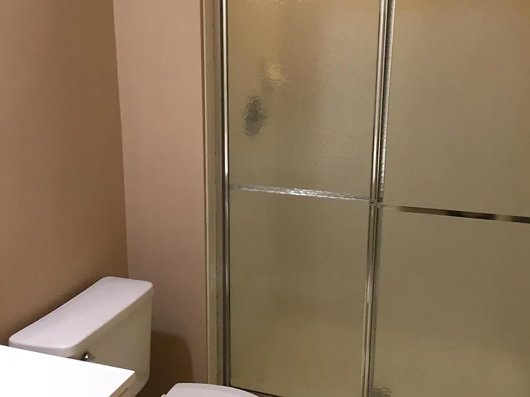 Bathroom tub
