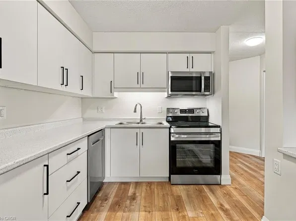 3085 Kingsway Dr #13, Kitchener, ON N2C 2P1