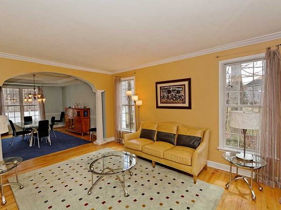 4th image of 2 Davenport Cir