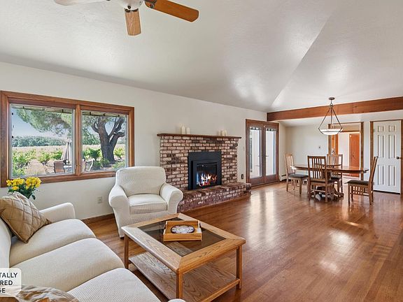 4th image of 1075 Lark Avenue