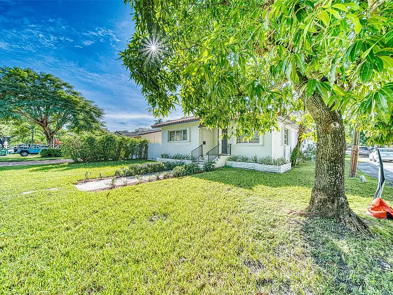 4136 SW 14th St — Photo 24