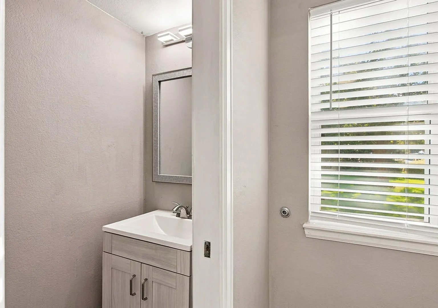 3 Bedroom Townhome near Overland Ave — Photo 4