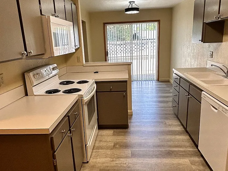 5626-5628 Glenridge Way #5630 — Photo 10