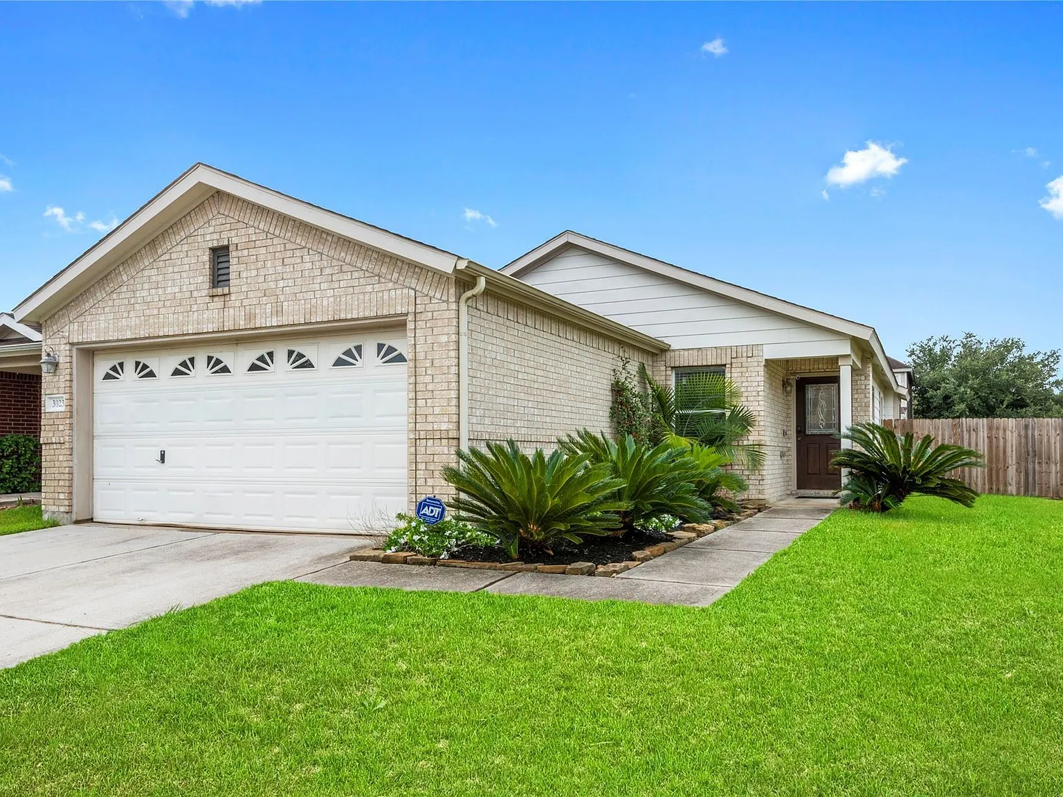 3 bed, 2.0 bath, 1392 sqft, $1,900 — Photo 1