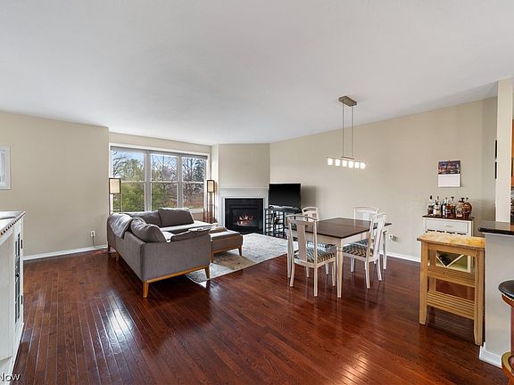 3rd image of 1481 Huntington Ln