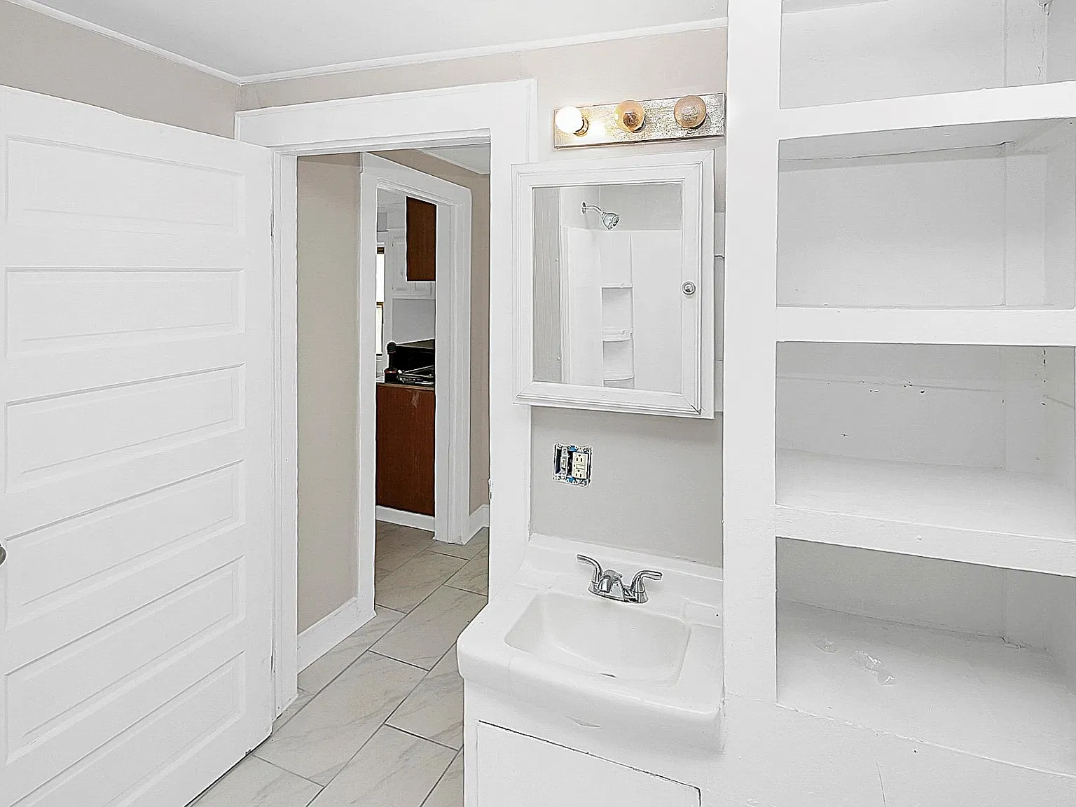 3 bed, 927 sqft, $1,315 — Photo 2